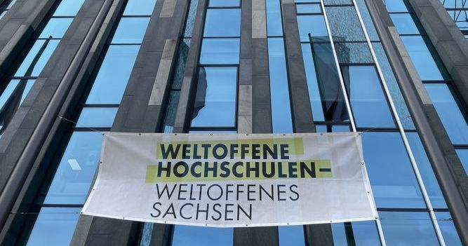 Mit Bannern am Neuen Augusteum und weiteren Gebäuden beteiligt sich die Universität Leipzig seit Jahren an der bundesweiten Aktion "Weltoffene Hochschulen – Gegen Fremdenfeindlichkeit" der Hochschulrektorenkonferenz. Foto: Universität Leipzig/Carsten Heckmann