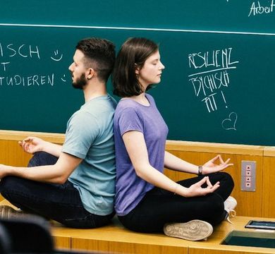 Die Kulturtechnik der Achtsamkeit wird vermehrt an Schulen und Hochschulen integriert.